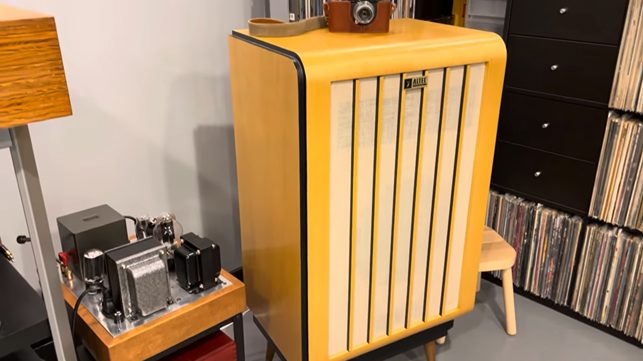 Das nenne ich mal einen sehr spannenden und extrem gut ausgestatteten Hörraum nzw. Höhle…